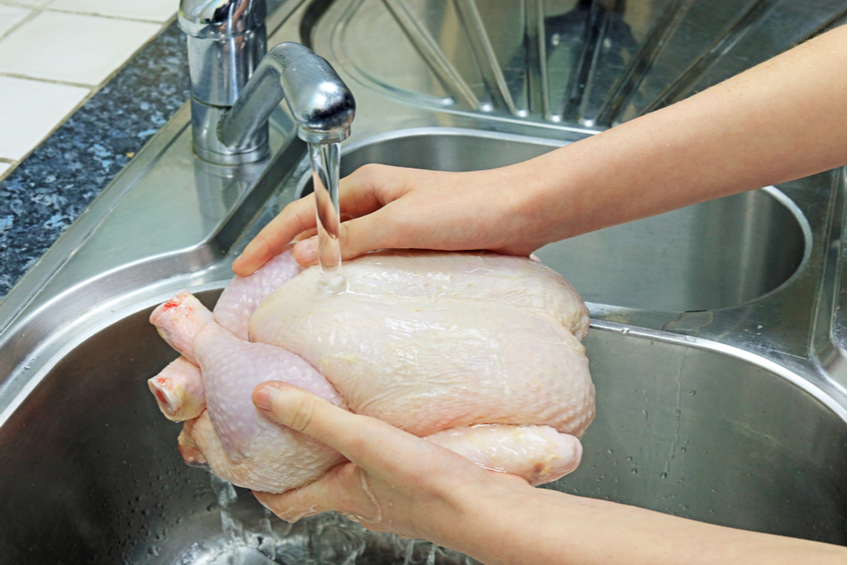 Proč umývat kuře?