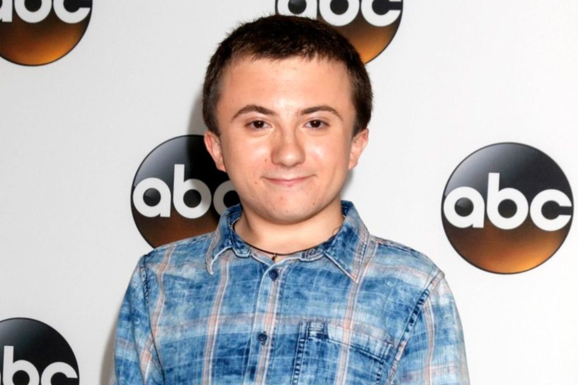 Atticus Shaffer je v reálném životě výškově spíš podprůměrňák. Bojuje