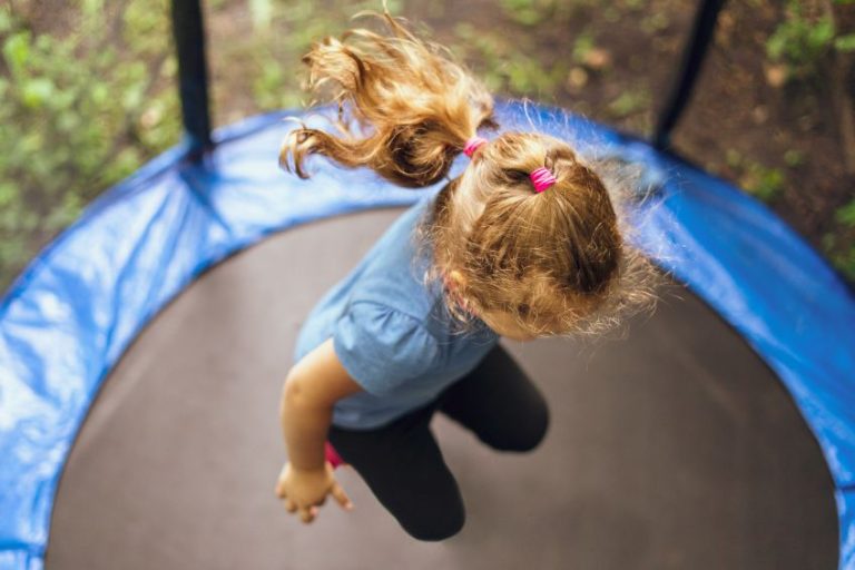 Dite na trampoline